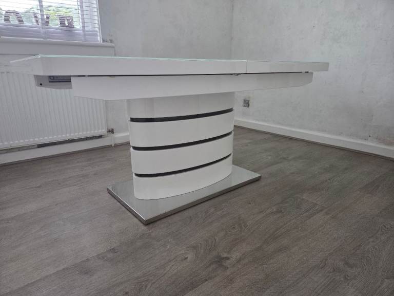 Dfs white glass dining table with 6 free chairs
