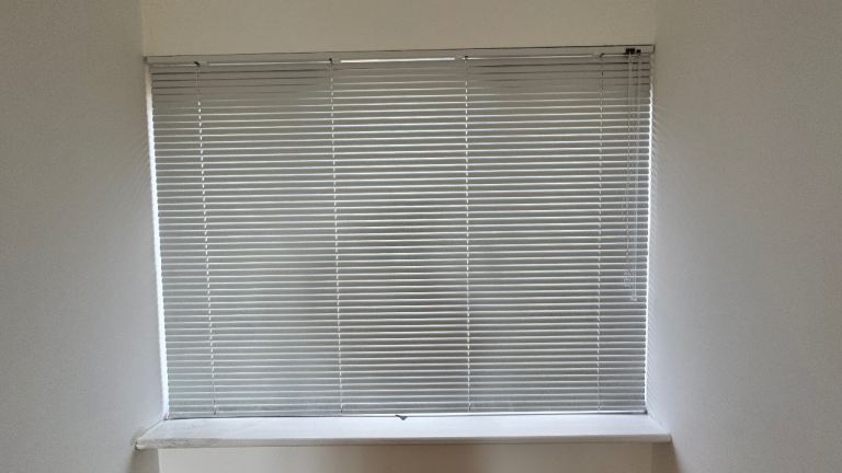 White aluminum Venetian blind approx size 60 inch wide x 45 1/2 inch drop, inc brackets