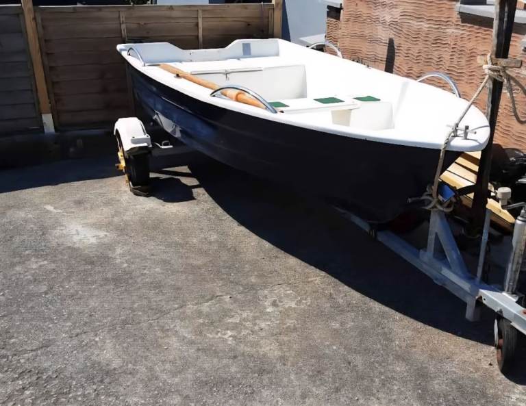 Dinghy+ Suzuki 2.5hp 4 stroke outboard+ Road Trailer