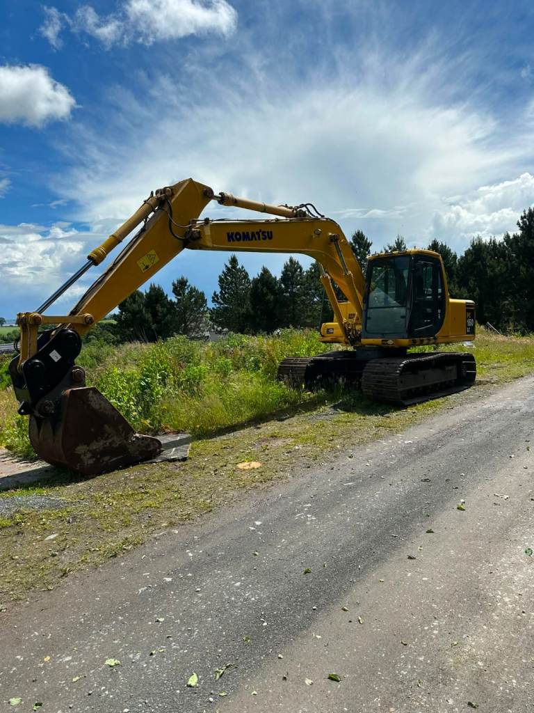 Komatsu pc160 excavator with 3 buckets 