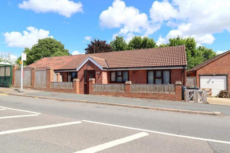DETACHED 5 BEDROOM BUNGALOW TO RENT