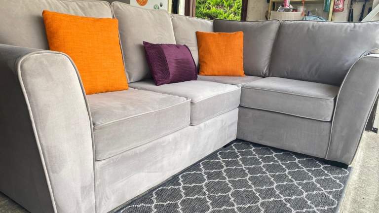 CORNER SOFA EXCELLENT CONDITION - DELIVERY AVAILABLE 
