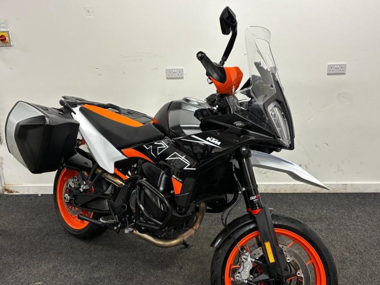 KTM 890 SMT ** TECH PACK - PANNIERS - 12 MONTHS MOT **