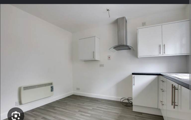  Self contained flat with kitchen monthly LU4 8 kingsway rent let