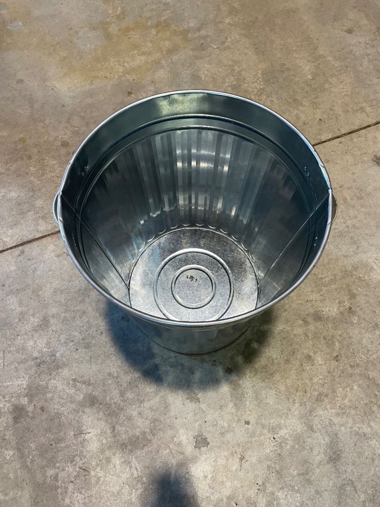 Groundsman 90L Galvanised Bin with Steel Lid