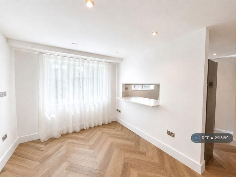 2 bedroom flat in Runnymede, London, SW19 (2 bed) (#2915189)