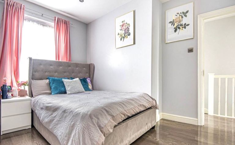 (Not a studio)Double room including bills available for single occupancy Postcode CR4 4AH