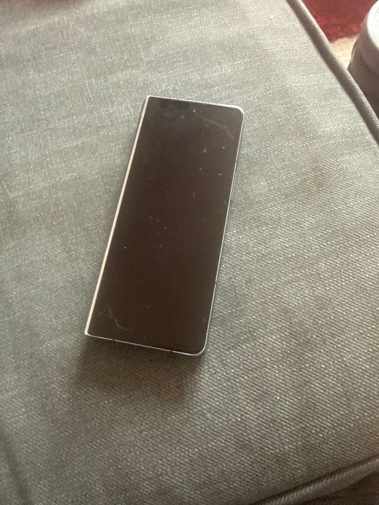 Samsung Z fold 4 256GBbroken,  Black Screen, sliver finish. 