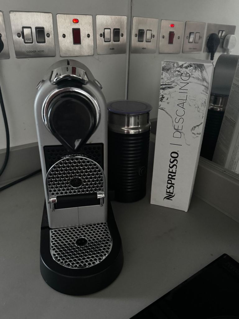 Nespresso Coffee Machine, Milkfoam make and Descaling set