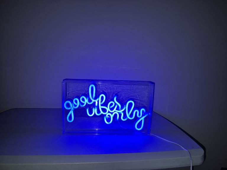 Blue Neon Sign Good Vibes Only USB