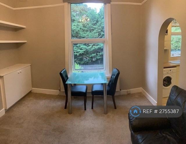 1 bedroom flat in Brownhill Road, London, SE6 (1 bed) (#2755387)