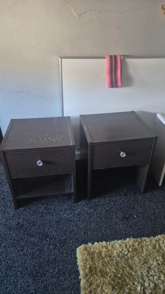 2x bedside tables 