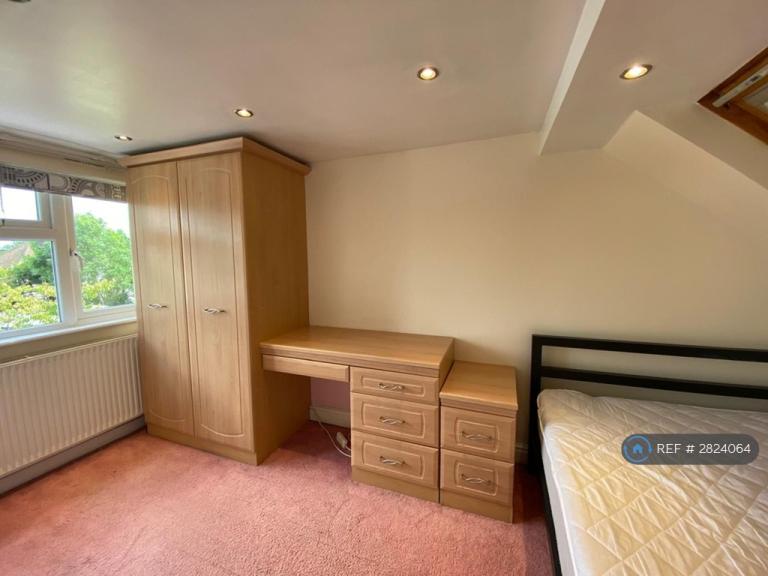 1 bedroom in Southbury Avenue, London, EN1 (#2824064)