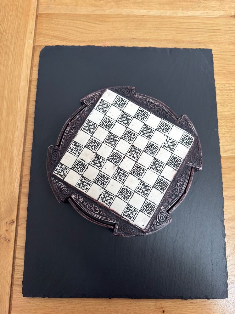 Isle Of Lewis Chess Set  (Mint)