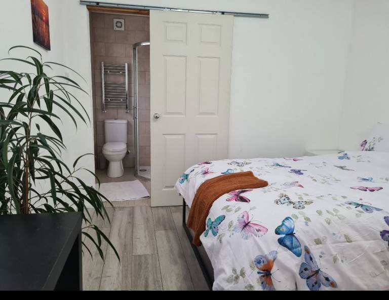 Ensuite room with underfloor heating all bills included