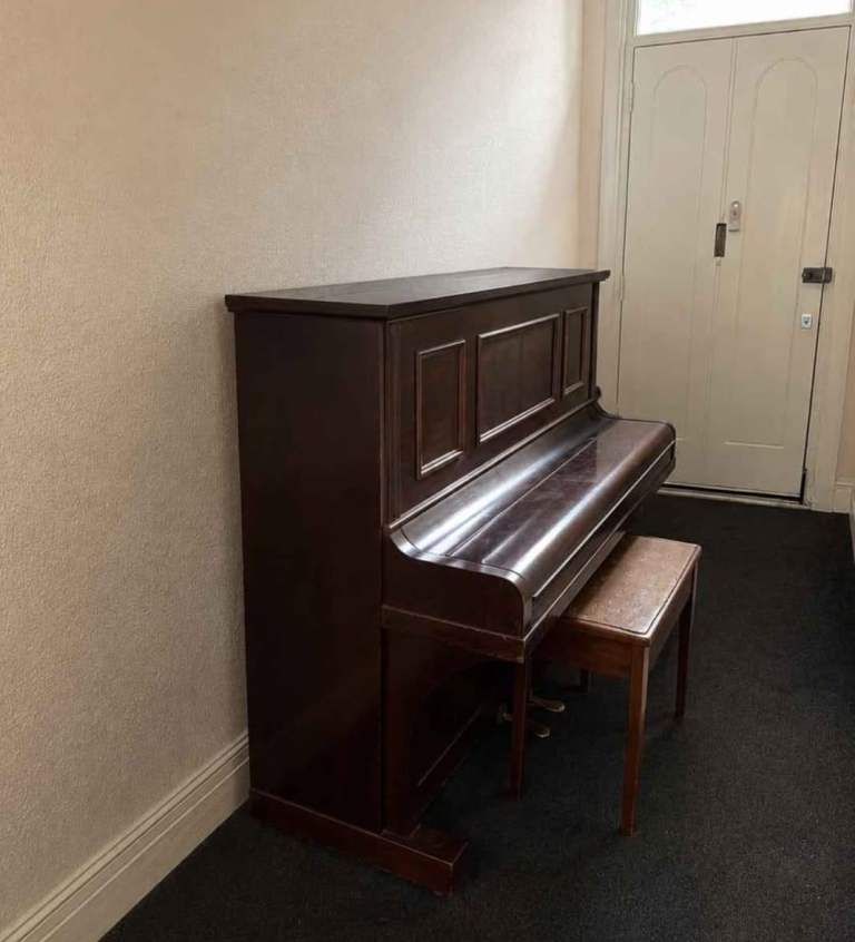 U1  Upright piano