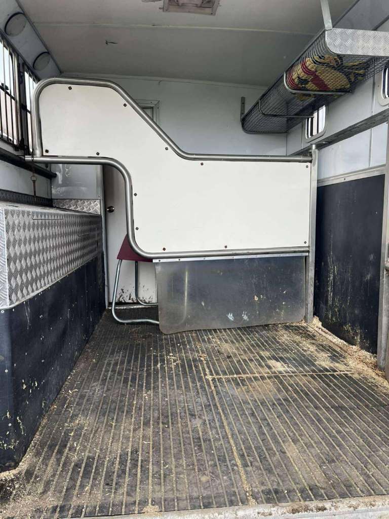 Horsebox dividers