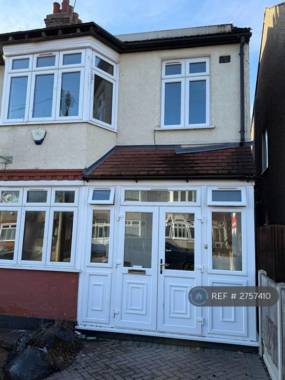 4 bedroom house in Wainfleet Avenue, Romford, RM5 (4 bed) (#2757410)
