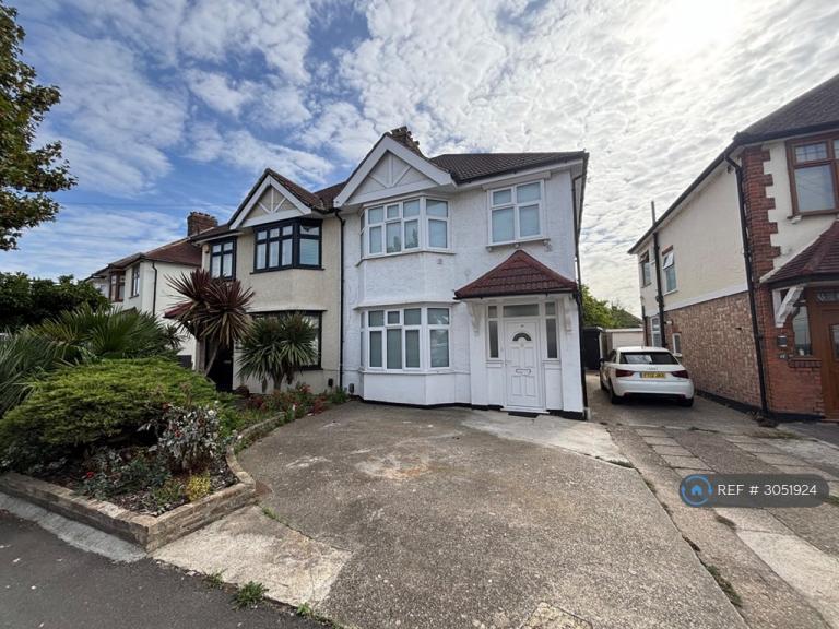 3 bedroom house in Sutton Hall Road, Hounslow, TW5 (3 bed) (#3051924)