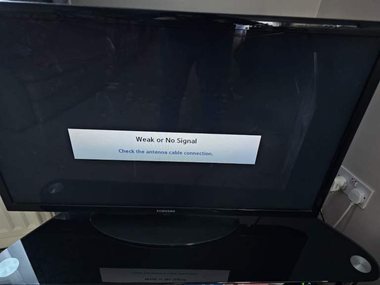 Samsung Full HD NOT SMART 40" tv and tv stand 