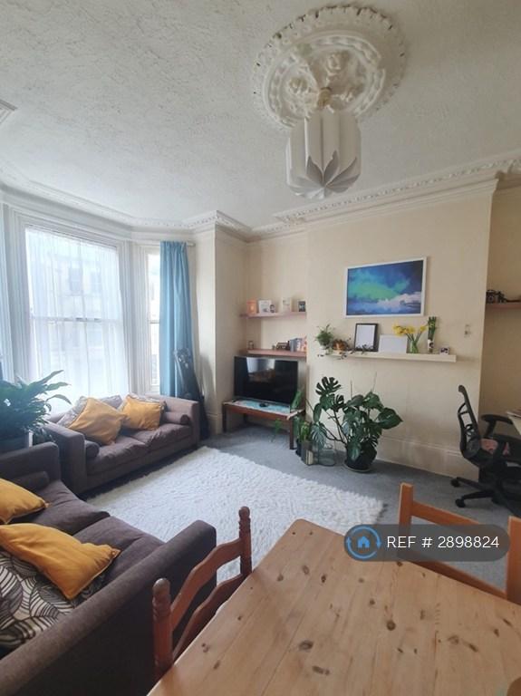 2 bedroom flat in Nightingale Road, Southsea, PO5 (2 bed) (#2898824)