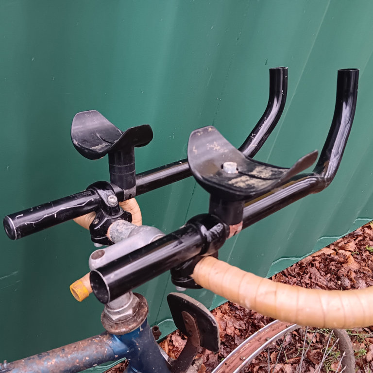 Budget TT bars, black time trial / triathlon handlebars for tri road racing bike