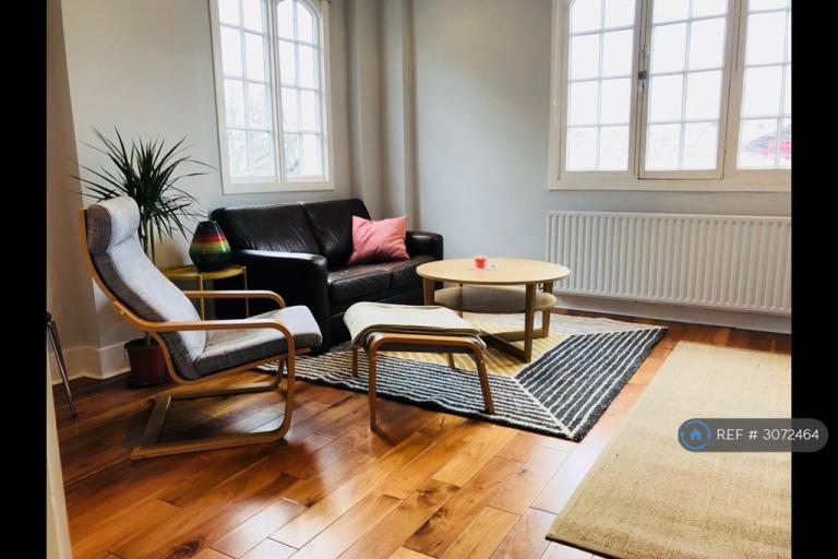 1 bedroom flat in Wells Way, London, SE5 (1 bed) (#3072464)