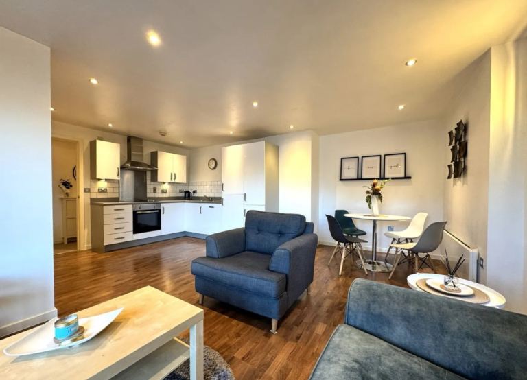Beautiful water facing ground floor apartment in an enviable position in SA1 - priced to sell 💖 