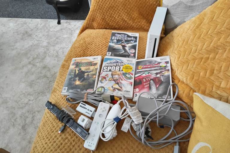 Nintendo Wii Console Bundle with Games and Accessories