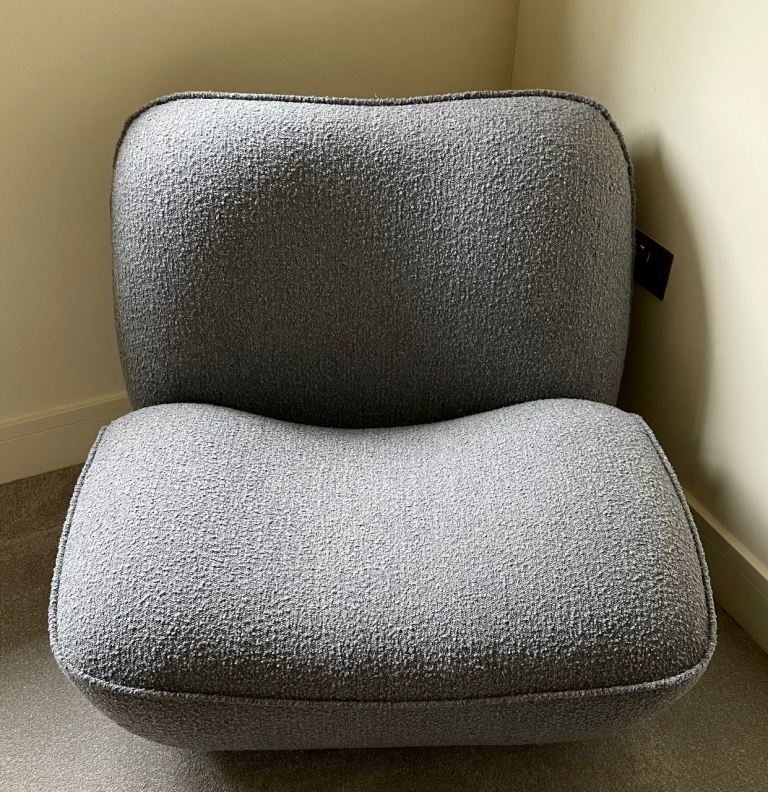 Made “dot” com Sete armchair (2 available). 