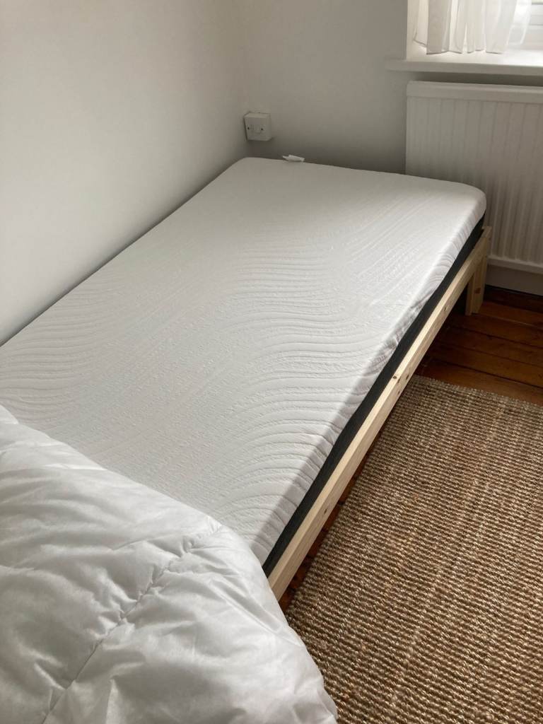 (Never used) Twirest 15cm Single Mattress Memory Foam Anti-Mite Removable Carved Cover (90x190x15cm)