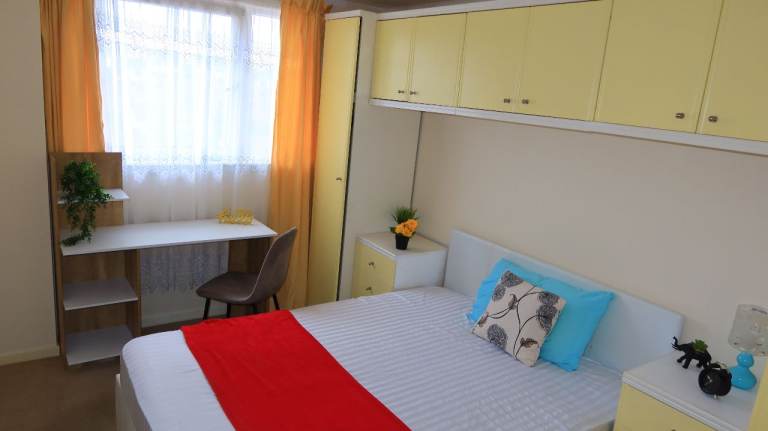 Clovenstone Park room for rent.