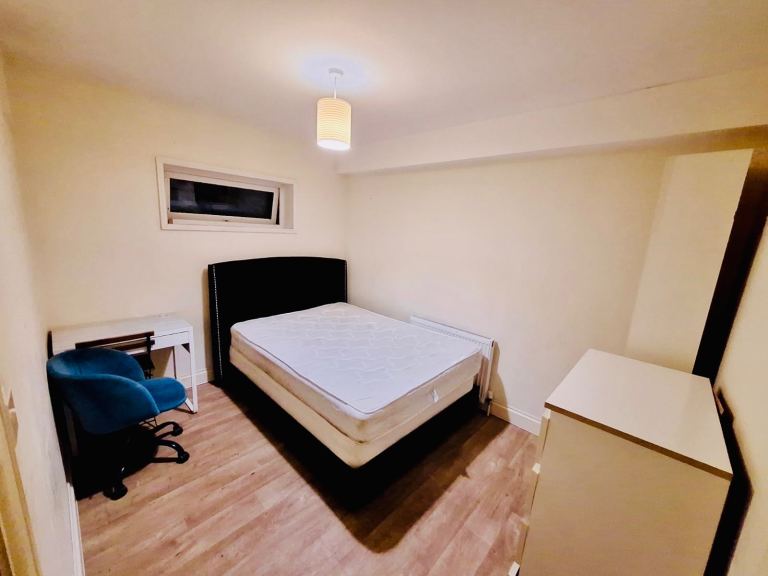 DOUBLE BEDROOM in KINGSTON 