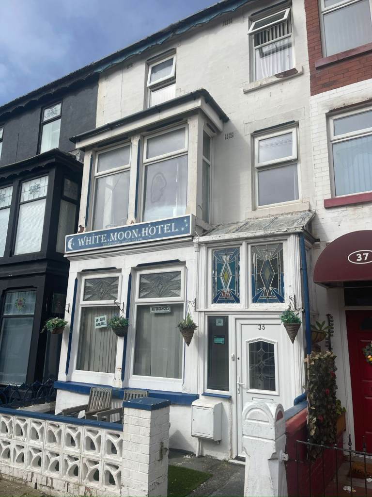 Freehold, 8 Bed Hotel to Rent £300pw -Blackpool -Direct from Landlord -No Extra Fees
