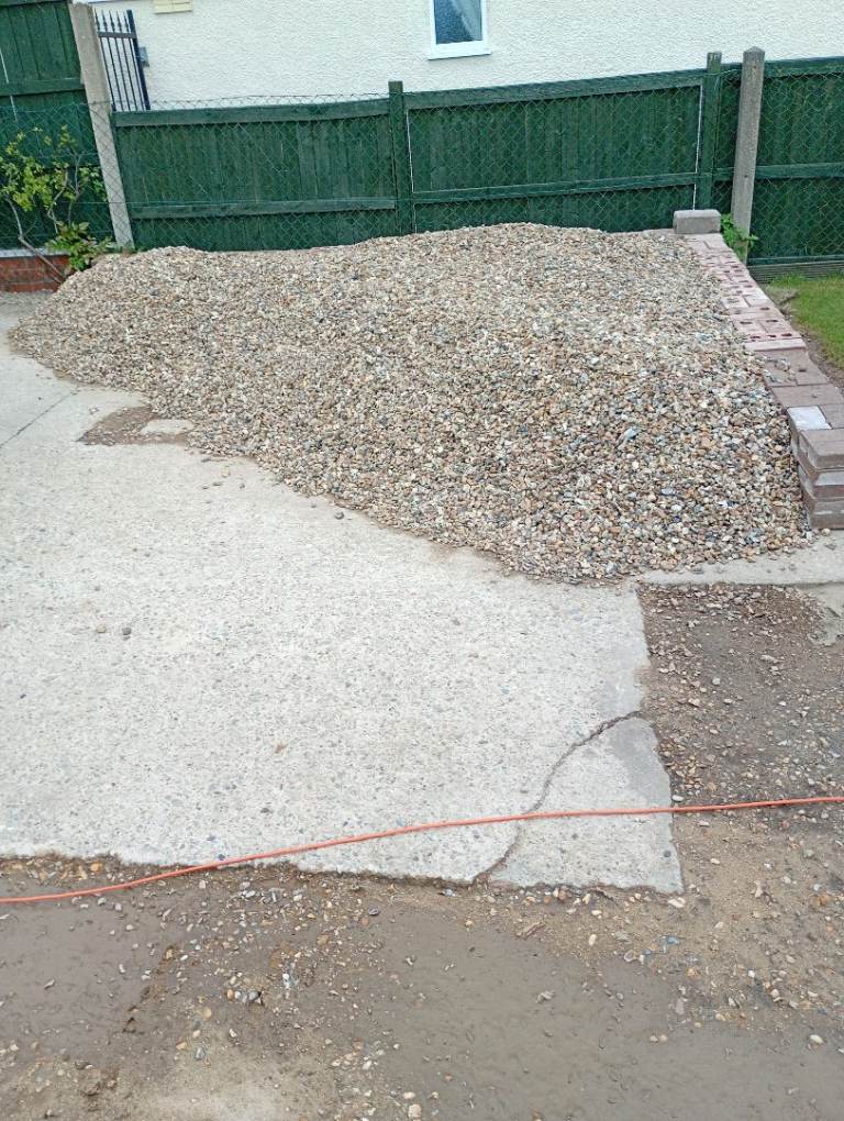 GOLDEN DRIVEWAY GRAVEL STONES