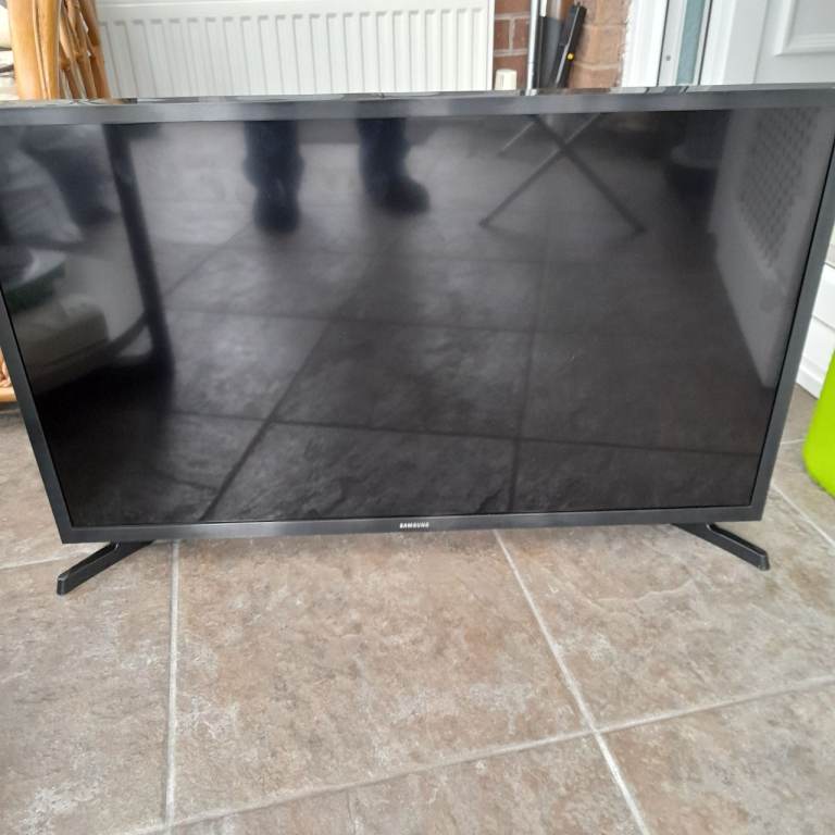 Samsung 32 inch smart TV – Black, Brand New Condition