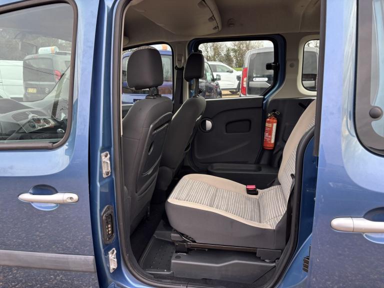 RENAULT Kangoo WHEELCHAIR ACCESSIBLE VEHICLE WAV 1.5 dCi Expression 2011