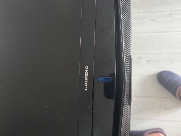 Grundig tv dvd combi 24 inch with wall bracket   good workin order. 