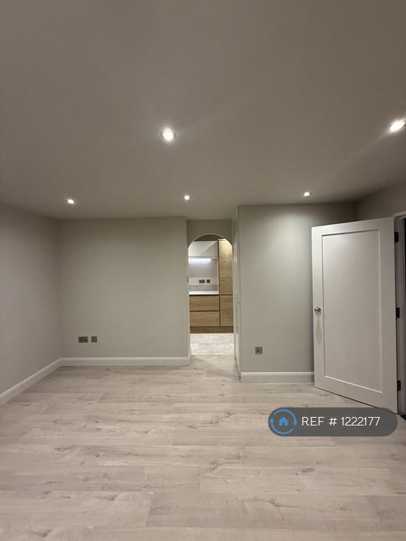 2 bedroom flat in London, London, N9 (2 bed) (#1222177)