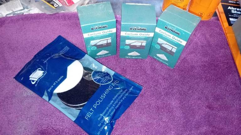 Windscreen/glass/headlight polishing kit