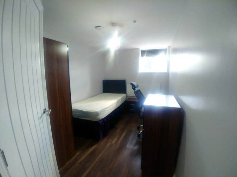 Single Room with Private Ensuite – Near Bradford University (BD7)