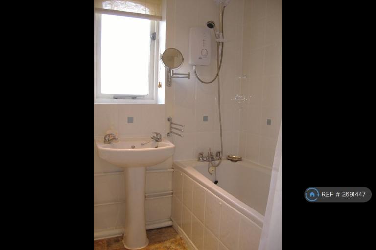 1 bedroom flat in Telegraph Place, London, E14 (1 bed) (#2691447)