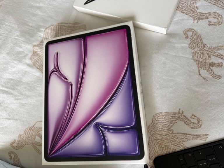 Apple iPad Air 13” M3 (2025) 256GB Purple + Apple Magic Keyboard