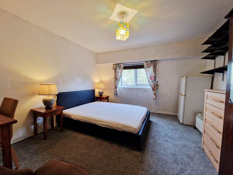 Bright, Fully Furnished King Room in Wimbledon/Colliers Wood (SW19)