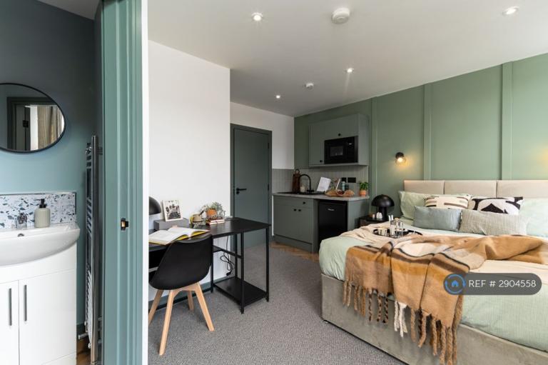 1 bedroom in Monmouth Avenue, Bury, BL9 (#2904558)