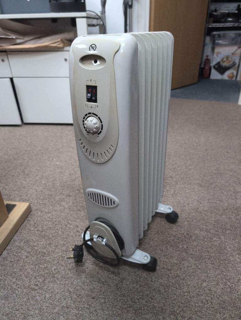  Challenge Mobile Electric Oil Filled Radiator Heater NY15L-7L 1500W w/ Cord Tidy