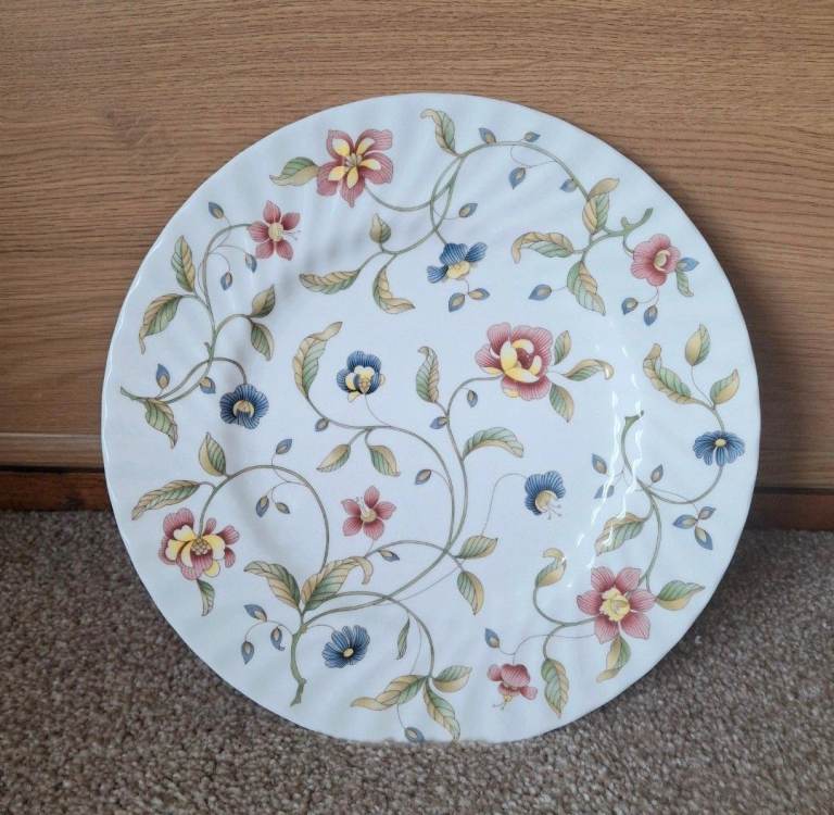 Decorative Wedgwood Minton 'Tapestry' china dinner plate. 10¾ inch.