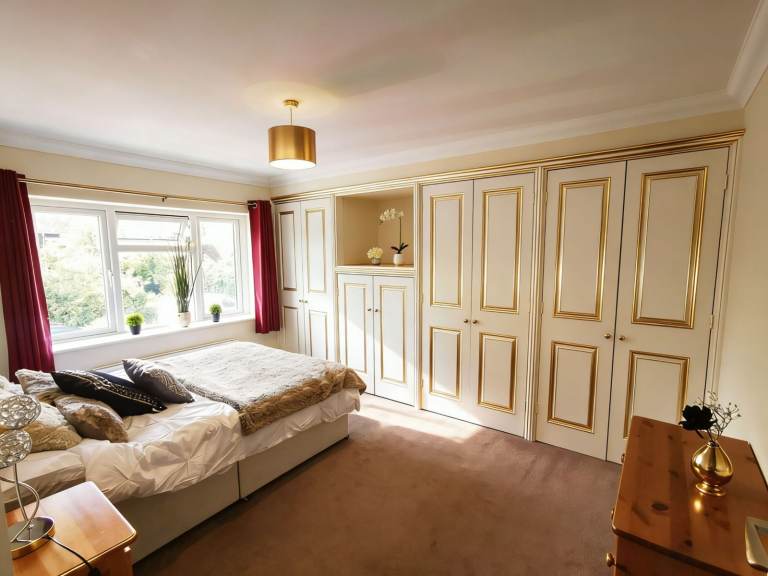 A nice large double room at great location with easy access to everywhere