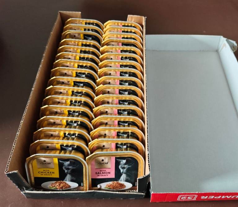 Vitacat Bumper Pack 32 Trays Chicken w/Gravy Salmon w/Gravy 