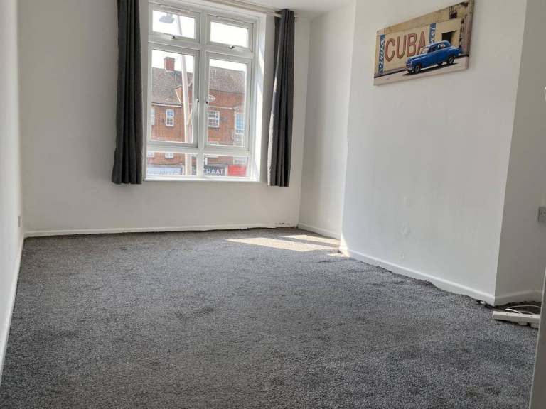 One Bedroom First Floor Flat with Separate living room & Balcony to let near Gants Hill Station.